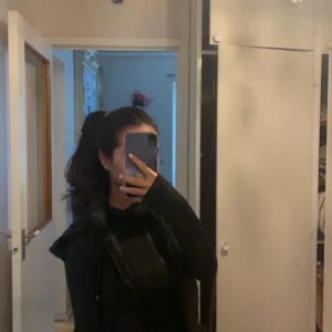 VILA JACKA -  fin elegant Vila väst som passar alla storlekar. Den är som nyskick och inget fel på den, passar bäst för nu till hösten . Köpt för 749 o säljer för 549. Pris kan diskuteras, kontakta mig för mer information. Fraktar och möts upp💕 