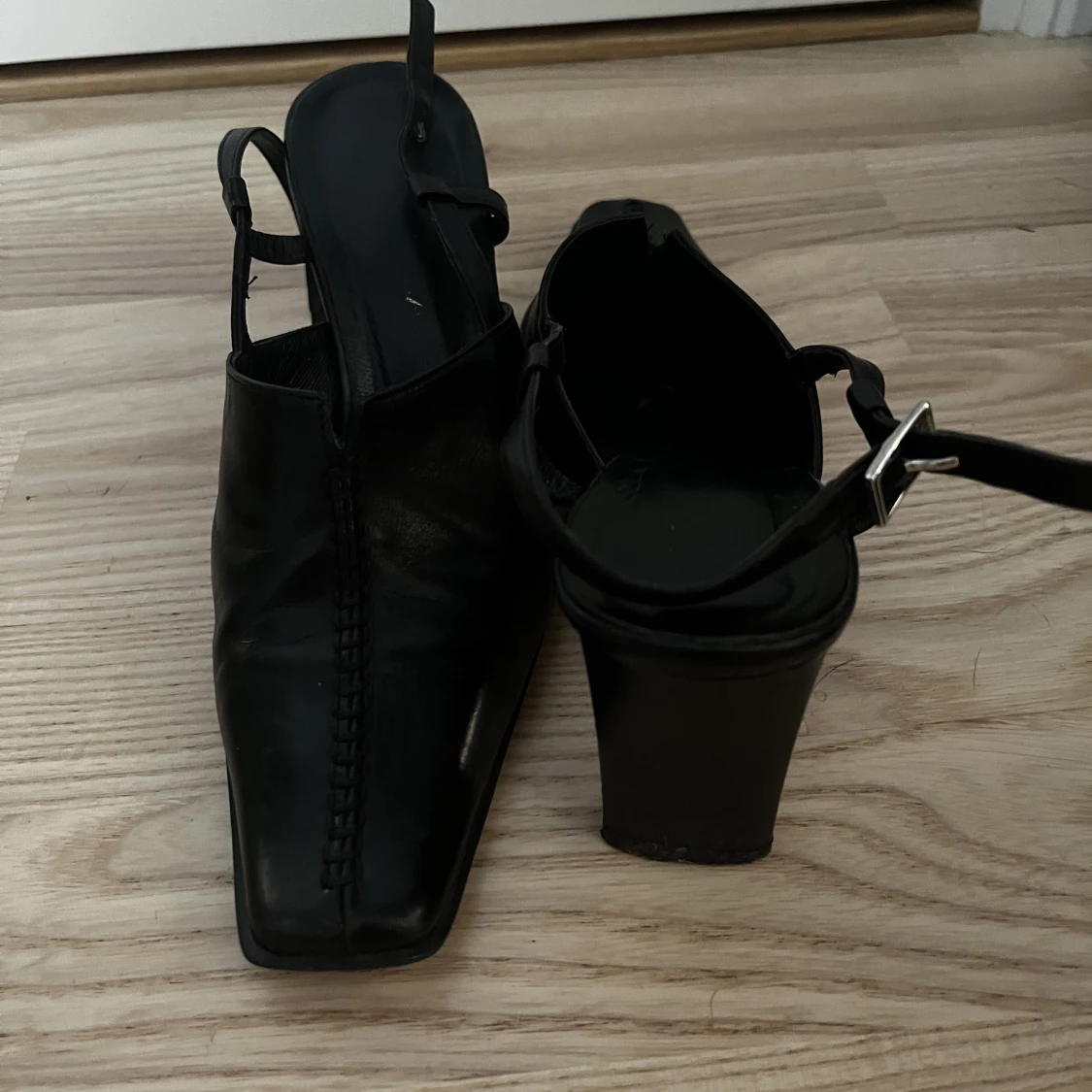 Svarta klackskor  - 91