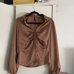 Blus  - Väldigt snygg blus som är i bra skick 