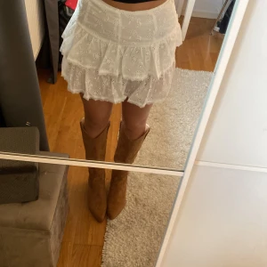 Kjol - Säljer denna snygga kjol med blommigt mönster från shein. Köparen står för frakten💗