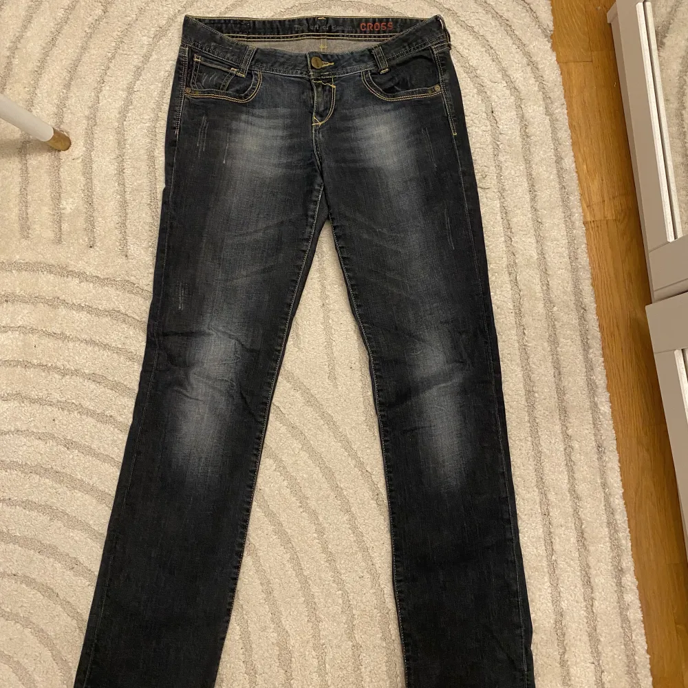 Supersnygga lågmidjade jeans från Cross. Jeansen är i storlek W29 L34 och har midje/höftmåttet 41cm x 2 samt innerbenslängden 84cm. Köpta för flera år sedan så vet ej om de finns längre. Väldigt bra skick! 💓 (säljer fler lågmidjade jeans). Jeans & Byxor.