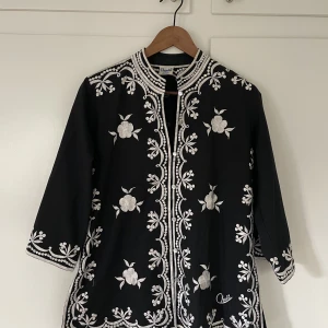 Broderad kavaj - En tunn broderad kavaj i kinesisk stil. Köpt från vintage butik i LA. 