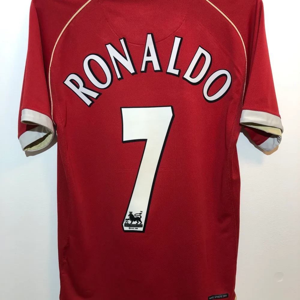 Manchester United fotbollströja 2006/07 med Ronaldo på ryggen i tjockt material. Tröjan är autentisk. Skicka ett meddelande för fler bilder, frågor eller annat! Bud är välkomna!. T-shirts.