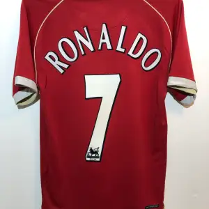 Manchester United fotbollströja 2006/07 med Ronaldo på ryggen i tjockt material. Tröjan är autentisk. Skicka ett meddelande för fler bilder, frågor eller annat! Bud är välkomna!