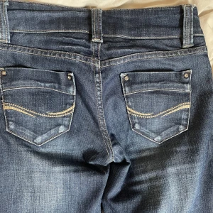 Lågmidjade jeans - Säljer dessa jätte snygga lågmidjade jeans💕 dem är i bra skick och har inga defekter.  Dem är utsvängda där nere! Skriv för fler  bilder