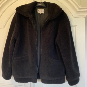 Teddyjacka - Säljer nu min fina och väldigt mysiga teddyjacka från NA-KD i strl 36. Den är sparsamt använd så därav i väldigt fint skick! 🧸💕 Hör av dig för frågor eller fler bilder. Köparen står för frakten. 📦