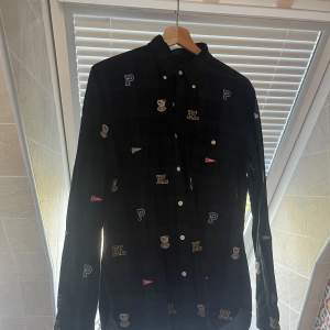 Ralph Lauren Skjorta/Overshirt  Size M  Superfint skick, aldrig använd Nypris: 1699kr inköpt från Volt Mitt pris: 500 (diskuterbart vid snabb affär) Hör gärna av er vid frågor!