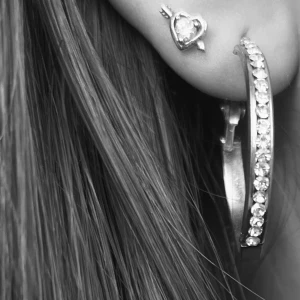 Örhängen hoops med diamanter - Säljer nu dessa hoops med ”diamanter”❣️👌🏻⭐️