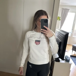 Sweatshirt Gant - Säljer denna Swearshirt från Gant i storlek xs. Jätteskön på! Ordinarie pris 999 kr. Väldigt fint skick