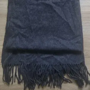 Mörkgrå tjock halsduk från bikbok. Knappt använd