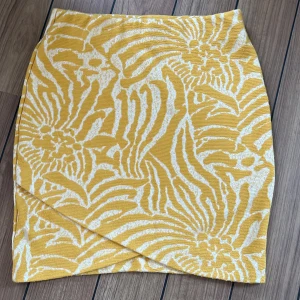 Kort kjol - Jättefin kjol i tjockare material. Stretshig. 