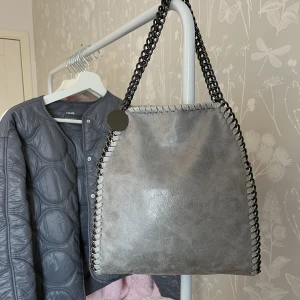 Stella mccartny liknande väska💞 - Säljer den här otroligt fina och populära stella mccartny liknande väskan, den är helt oanvänd då jag råkade köpa två💞 Den passar verkligen till precis allt och gör din outfit 10/10🔥 Passa på att köpa nu då dessa väskor är väldigt svåra att få tag på!!💞