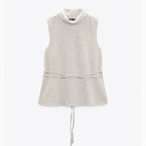 Zara topp - Säljer denna slutsålda topp frn zara då den inte kommer till någon användning 💛Aldrig använd enbart testad, prislapp sitter kvar💛 Storlek M