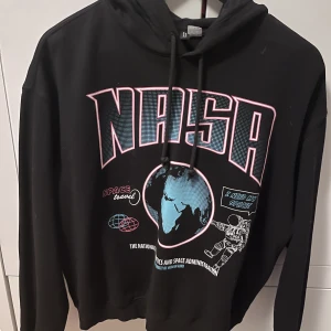 Svart Hoodie  - Svart Hildur med Nasatryck