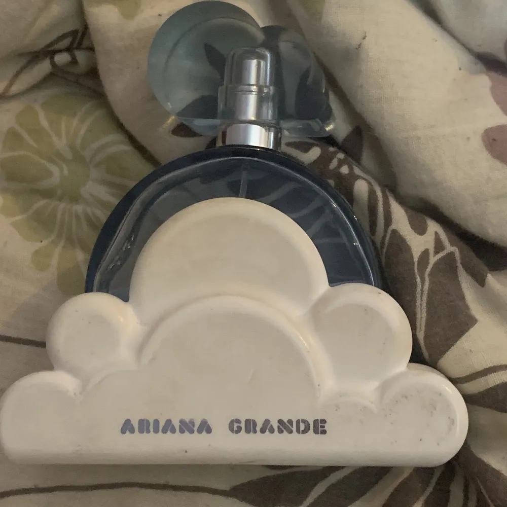 Arians grande cloud parfym kör för ungefär 750kr då det är 100 ml i mer än halva är kvar (se bilderna ovanför) skriv vid frågor mitt pris är 280kr . Övrigt.