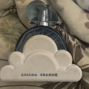 Arians grande parfym  - Arians grande cloud parfym kör för ungefär 750kr då det är 100 ml i mer än halva är kvar (se bilderna ovanför) skriv vid frågor mitt pris är 280kr 