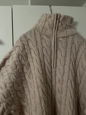 Tröja i ull - Superfin tröja från HM i 50% ull. Säljes pga att den ej kommer till användning. Strl S🤎