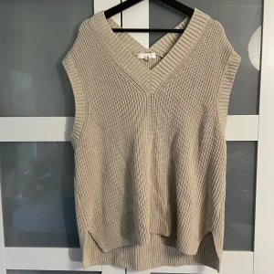 Väst - Ljusbrun/beige stickad väst. Perfekt till hösten!<3  Ganska lång, kan skicka bild på om det önskas. 