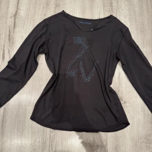 Zadig voltarie tröja - Skit snygg svart Zadig Voltaire tröja, knappt använd och sitter jättefint! Hör av er för frågor eller fler bilder ⚡️✨
