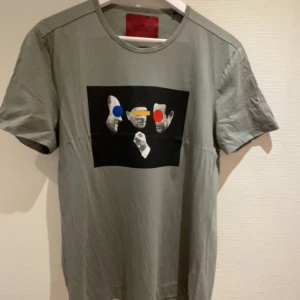 Limitato t-shirt - Säljer denna snygga och unika tröjan. Den används inte längre det är därför den säljs. Den är så gott som ny skick.