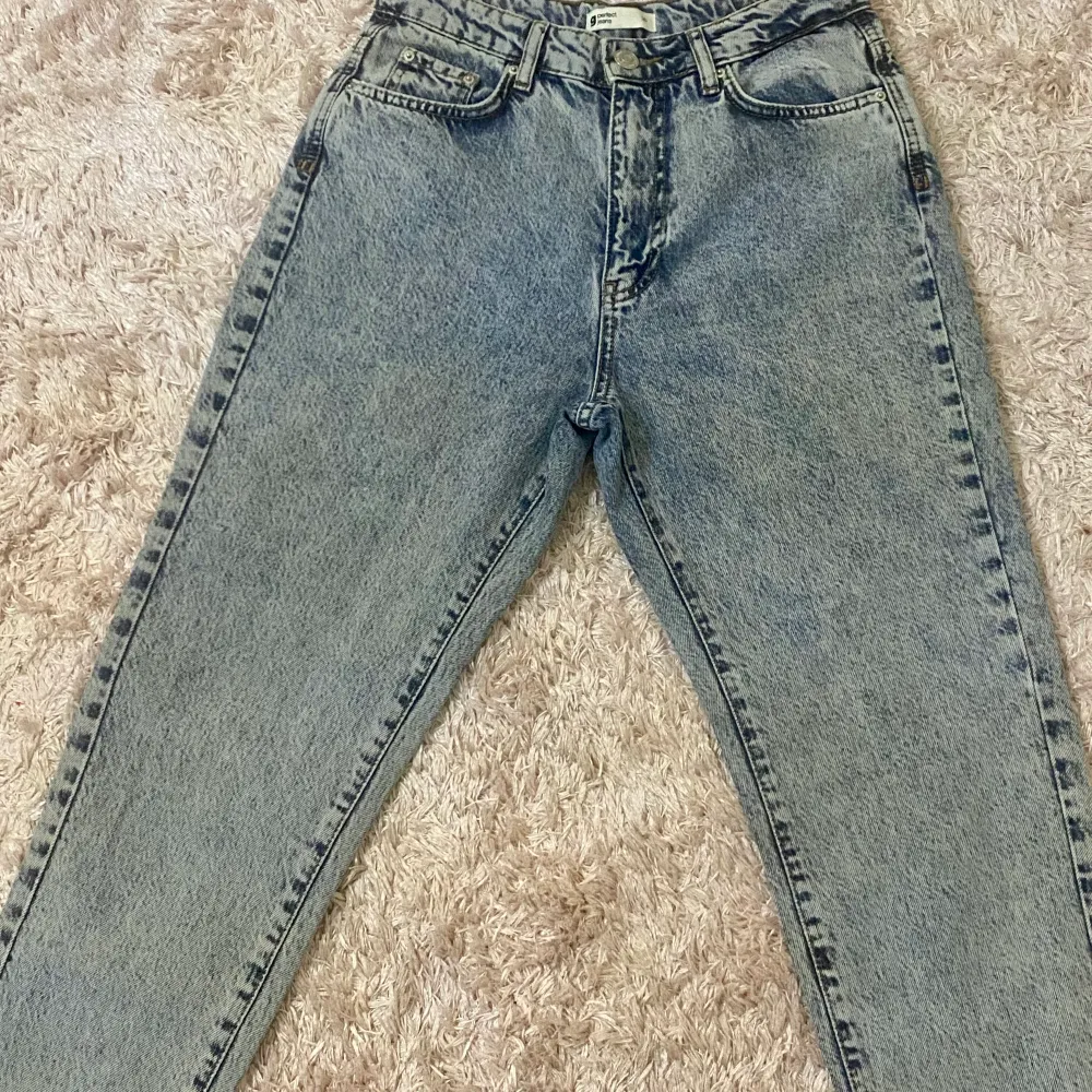 Jätte fina mom jeans! inte använt så mycket råka lägga läppstift på jeansen annars Syns det inte så mycket. Köpt för 250. Jeans & Byxor.