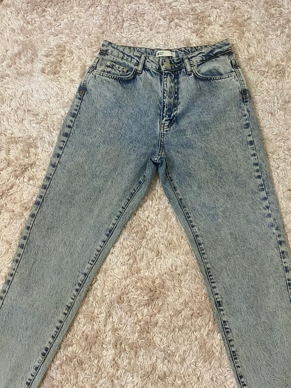 Jätte fina mom jeans! inte använt så mycket råka lägga läppstift på jeansen annars Syns det inte så mycket. Köpt för 250. Jeans & Byxor.