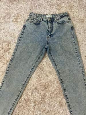 Jätte fina mom jeans! inte använt så mycket råka lägga läppstift på jeansen annars Syns det inte så mycket. Köpt för 250