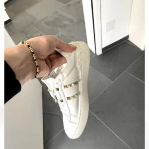 Jätte fina valentino skor använda fåtal gånger. Nytt skick köpt från en tjej frn insta har äkte bevis säljer pågrund av att de är fel storlek! 