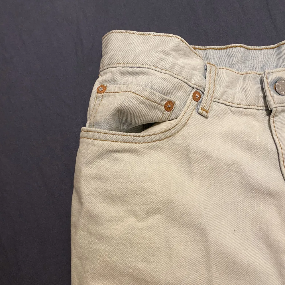 Säljer mina Weekday galaxy jeans pågrund av att jag ej använder dem längre. De är i storleken 30/32. Skick 9/10, enbart använda ett fåtal gånger. Nypris: 600kr. . Jeans & Byxor.
