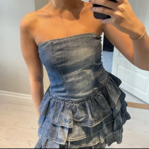 Jeans klänning  - Så cool jeansklänning! Väldigt eftertraktad och går inte att hitta någonstans 💓 strl xs-m då den är stretchig