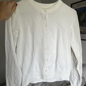 Kofta  - Säljer min söta vita kofta från H&M som passar till allt😊