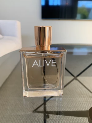 Hugo Boss - Alive edt 50 ml - Basnoter:  Ceder, Mossa, Sandelträ Mellannoter:  Clary sage, May-ros, Sambac-jasmin Toppnoter:  Citron, Magnolia, Mandarinapelsin, Äpple