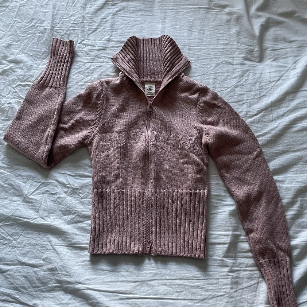Snygg tröja från Urban Outfitters⚡️Helt oanvänd med prislappen på! Säljer denna pga att den är för liten. Passar som XXS/XS. . Tröjor & Koftor.