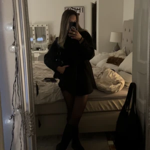 Kappa - Säljer den slutsålda populära kappan från Nelly i str 32 men stor i storlek så snarare en 34 skulle jag säga!! Nypris 749 (skriv privat för fler bilder)