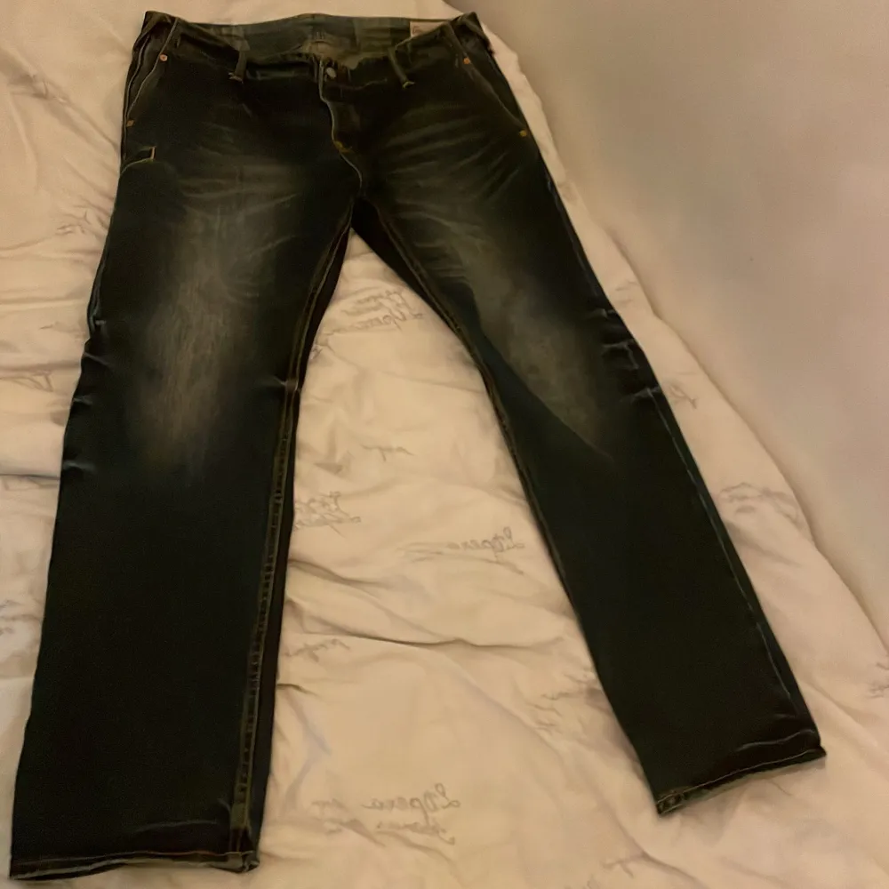 Evisu jeans, 2010 modell 38x34. Midja:49, längd:111. Benöppning:22. Ben:33. Fråga på om ni har frågor. Pris kan diskuteras. . Jeans & Byxor.