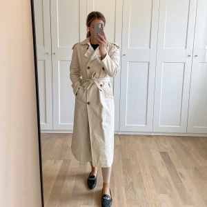 Trenchcoat - En snygg och klassisk trenchcoat från OBJECT. Endast använd en säsong så den är sparsamt använd och i fint skick utan anmärkningar.  Storlek 34 💜