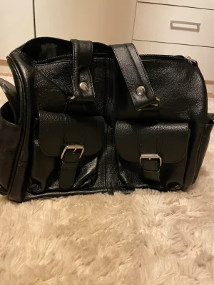 Svart armväska  - Svart armväska i bra skick! Små fack på både framsidan och båda sidorna. 