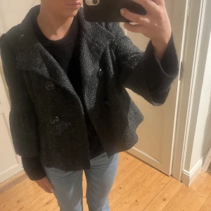 Kort kappa - Glåglittrig kappa som är köpt second hand! Så cool💞Hittar ingen storlek men skulle uppskatta den som S/M
