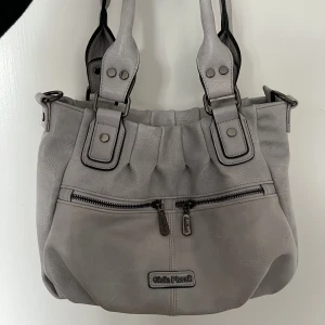 Söt väska från Julia Peralli - En fin och rymlig väska som är 30 cm i bredd och 20cm i djup. Den är i jättebra skick och passar till så mycket. Skriv om ni har några frågor eller så, skriv gärna till mig innan ni köper! 💕