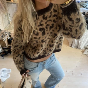 Tröja - SUPER snygg tröja!!!! Den är ej croppad fast de ser ut lite så på bilden💓💓💓köpt dyrt!