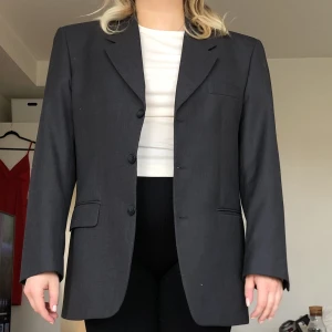 Mörkgrå kavaj - Mörkgrå kavaj i fint skick. Inhandlad second hand med har själv aldrig använt.   Herrmodell strl. 52