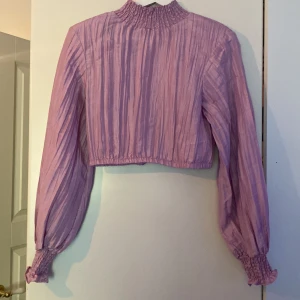 Lila topp  - Bra skick dock är en knapp trasig går att sy 