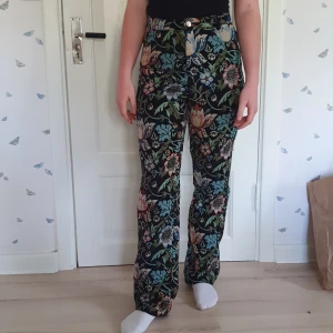 Blommiga byxor - Blommiga byxor i tjockt varmt material perfekt för hösten o vintern!