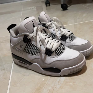 Air Jordan 4 Military black - Använda ett fåtal gånger och använda varsamt. Inga defekter eller liknande Har tyvärr inte kvar lådan då jag slängde när jag fick dom därav det låga priset💗 Kvitto finns om det önskas!