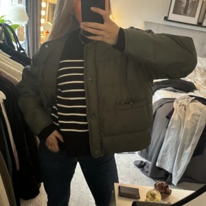 Randig tröja - Säljer denna as sköna stickade tröjan från zara. Den är helt ny och har lappar kvar!💕💕💕