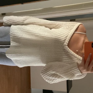 Vit stickad tröja  - Jätte fin men kommer inte till användning längre! Lite nopprig men annars inget fel på den! 