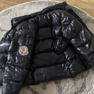 Moncler Jacka - En moncler jacka , gammal version då ”moncler” märket är lite större, köpt här på plick för 3,000 och säljer för 1,900kr. Fler bilder finns , kan även visa hur den ser ut! 