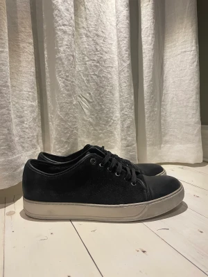 Lanvin skor  - Hej! Säljer nu dessa feta lanvin skor för liten peng. Skorna är i superfint skick(8\10) BARA skorna medföljer vid köp, där av det låga priset. Uk 7 men passar 41-42