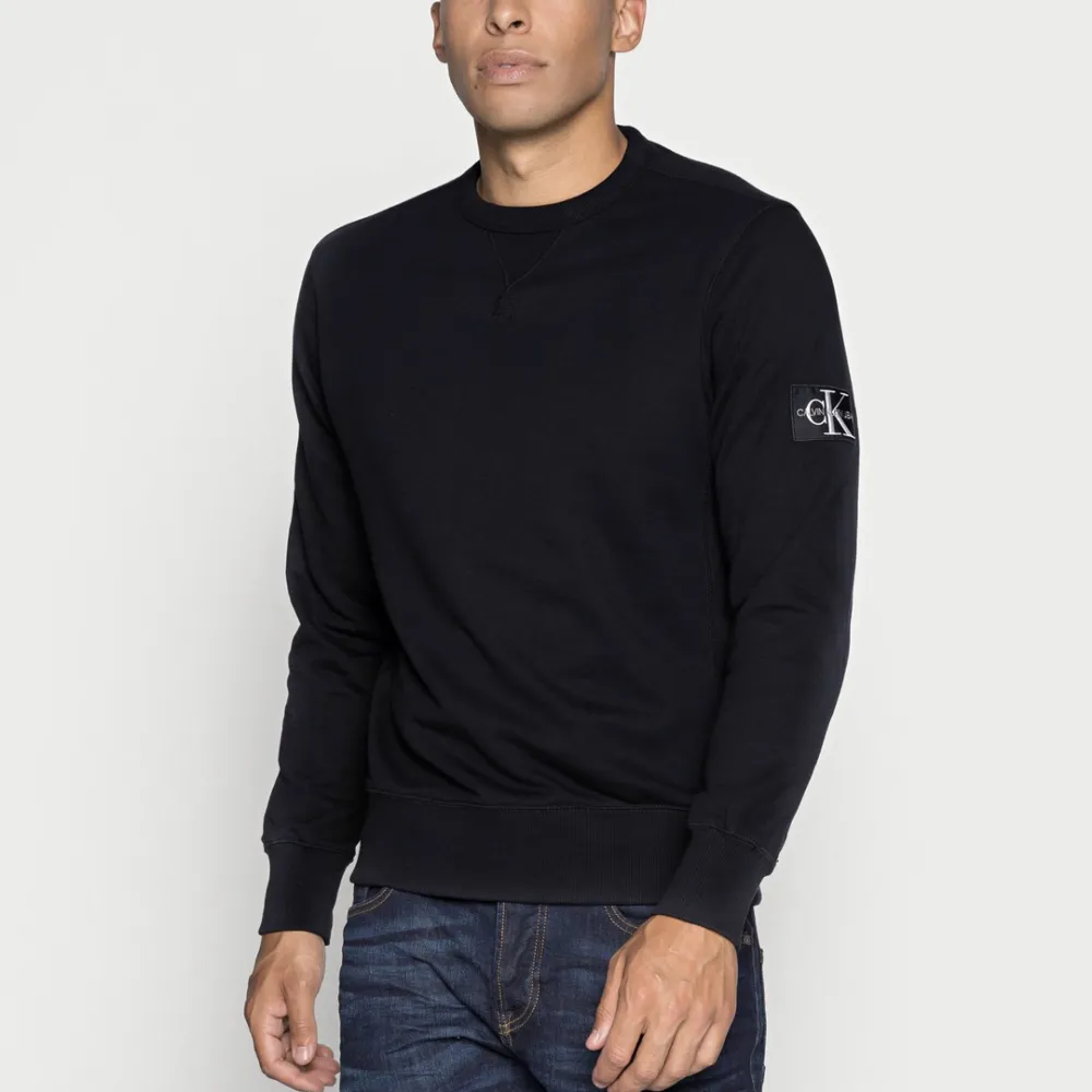 Svart Calvin Klein swetshirt herr modell storlek S, men passar lika bra på tjej 💖 Nypris cirka 1000kr buda från 350 +frakt💖. Hoodies.