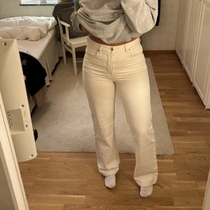 Beiga jeans  - Beiga jeans från BikBok.  Regular Wide, size 31, length 32 (är 172 cm lång och har vanligtvis 38/40 i jeans). Använd ett fåtal gånger och är i fint skick förutom lite missfärgning allra längst ner på byxbenet men inget man lägger märke till. Nypris 599:-